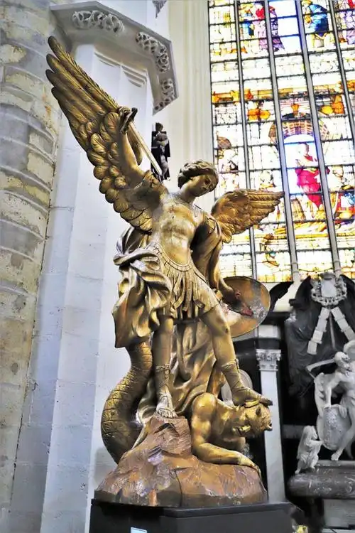 果然,这尊金像便是圣米歇尔除魔.