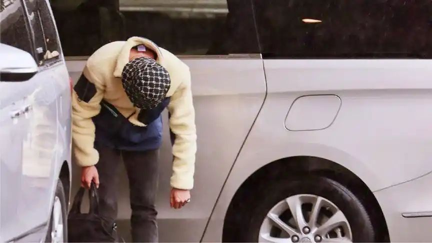 夏之光恋情曝光后,脱帽向粉丝90度鞠躬,动作持续十几秒