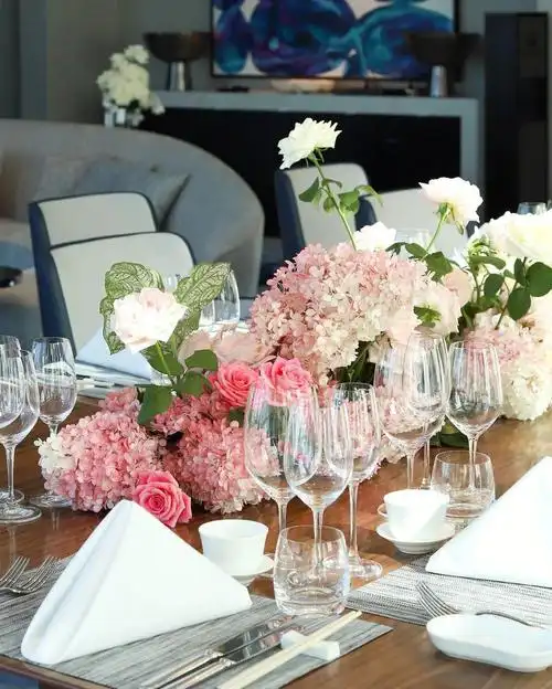 法式浪漫生日宴餐桌花白粉色系长条餐桌花