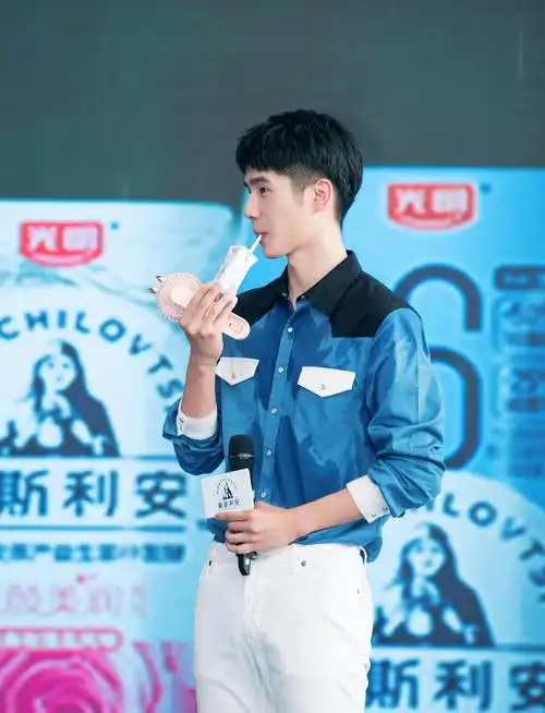 尽管夏日炎炎,但仍有众多粉丝到场热情为刘昊然应援.