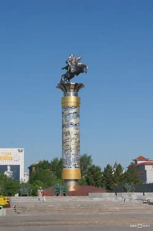 p data-id="gnzhsl1hnn">成吉思汗广场,位于呼伦贝尔市.