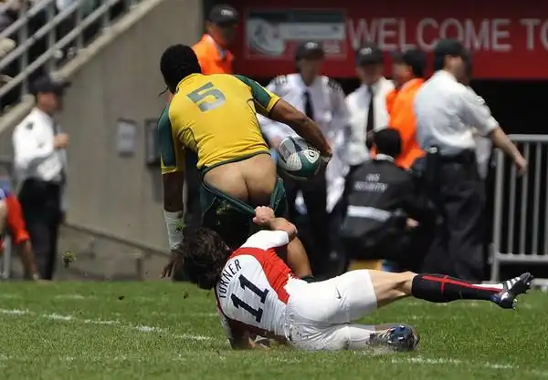 【引用】盘点赛场球裤被拉尴尬瞬间