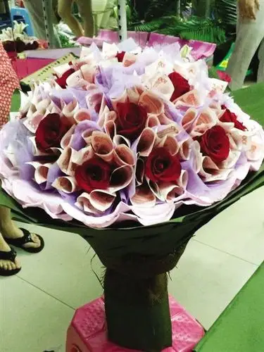 七夕节前私人定制花束热卖,用人民币制作的万元捧花现南宁(组图)