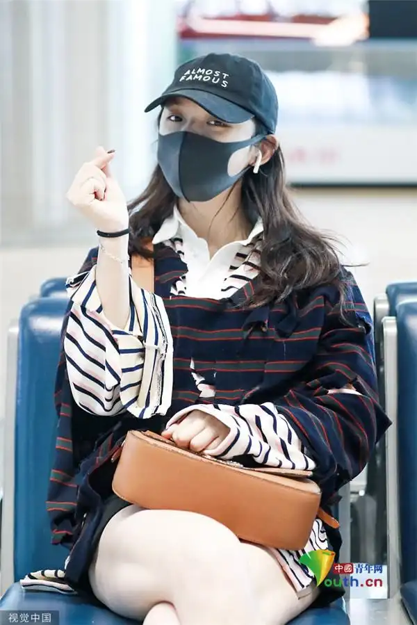 林允戴口罩素颜亮相 乖巧候机比心营业