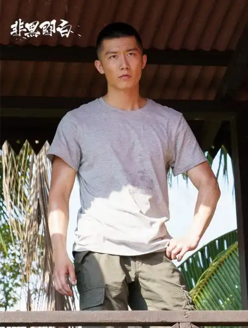 《非黑即白》讲述了中国退役特种兵肖昂(张层层饰)