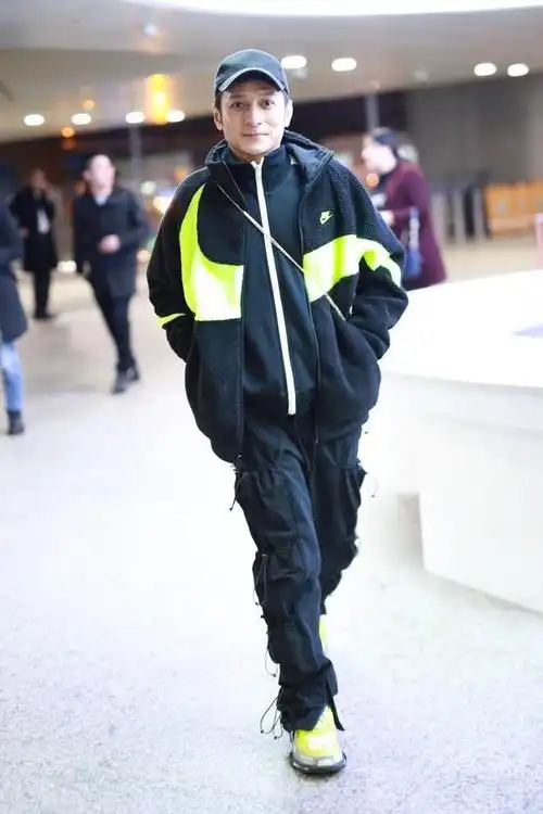 李维嘉机场扮潮机能风夹克搭配工装裤新潮帅气未来感十足
