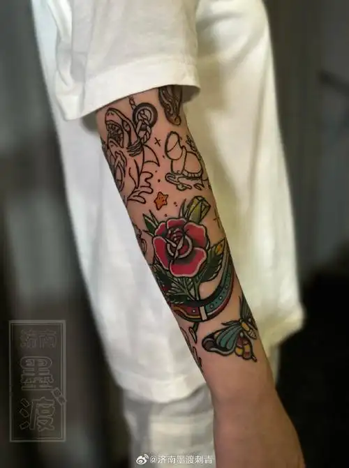 school拼接花臂,元素很多,school纹身通常又叫做美式纹身,分为old