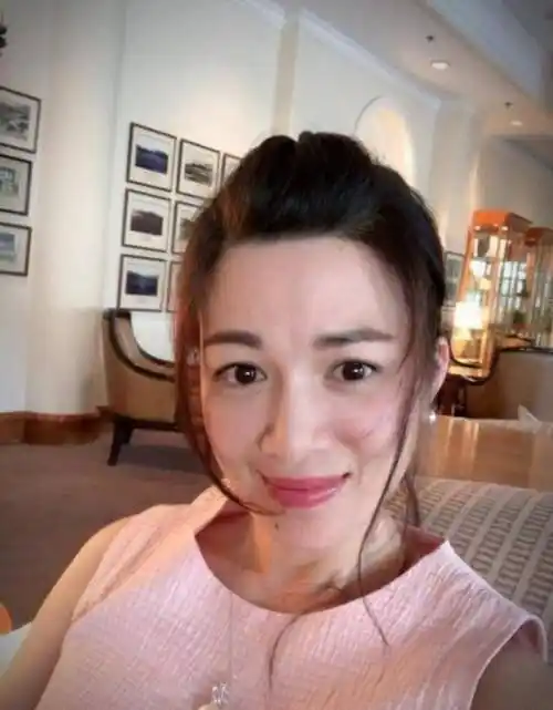 再加上,当年的陈少霞也不在乎那么一纸婚书,所以,樊少皇也就坚持地