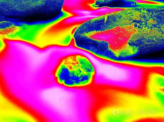 山区河流在红外照片.令人惊异的热成像.大石头和树木的阴影水位