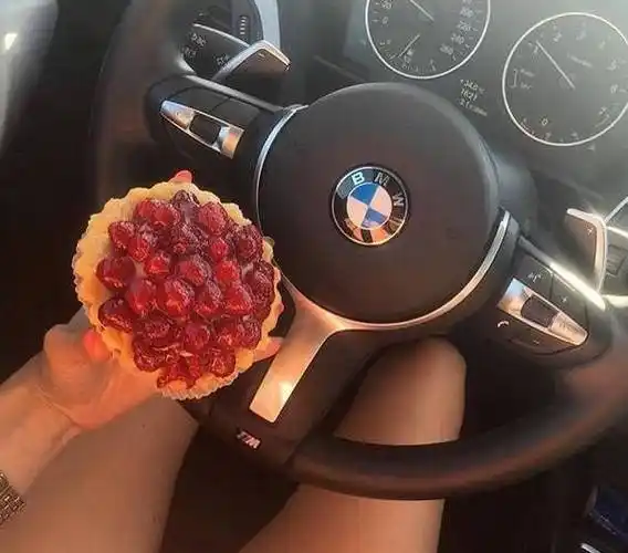 如何根据方向盘辨别宝马车型?妹子再也不上当了.