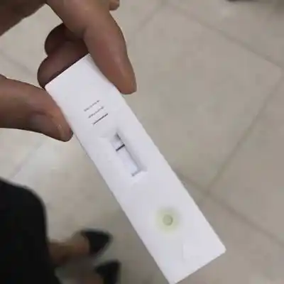 验孕棒测出来是像图片一样,好像有一根很淡的,哪位亲能帮忙看下怀孕了