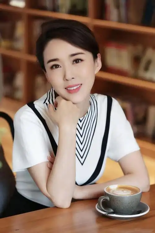 最美嫦娥姐姐颜丹晨刺绣深v裙端庄又妩媚一抹红唇好撩人