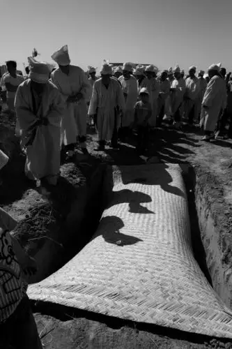 《平原上的丧葬》