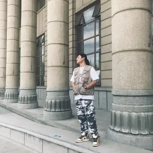 本人男身高182体重180斤怎么穿衣好看啊各位亲们帮帮忙