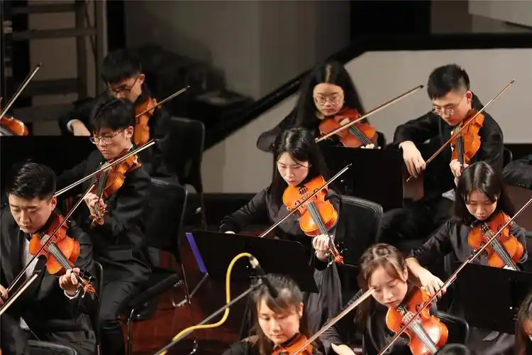 大学生交响乐团首秀大礼堂唱响我和我的祖国