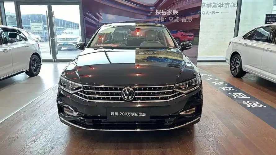 探店实拍大众迈腾,最高优惠3.2万,空间宽敞,值得入手吗?_太平洋号