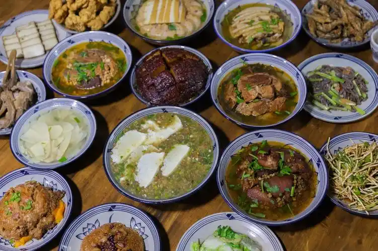 恩阳十大碗是 四川 省 川北 地区的传统宴席菜肴,也是来到 巴中 不得