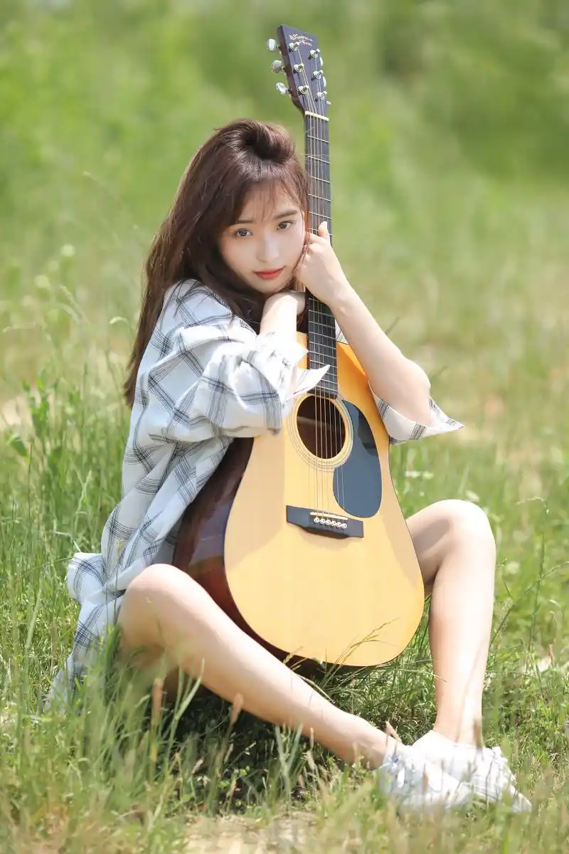 文艺范长发美女户外养眼写真图片