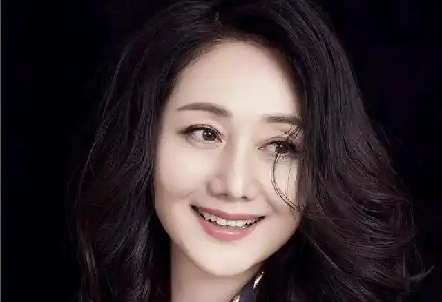 没错就是老版《还珠格格》中令妃的扮演者——娟子,当然她不姓娟,她的