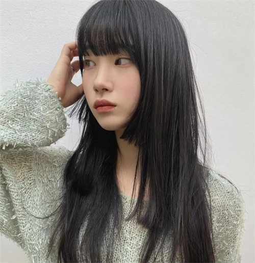 高层次的断层直发,比起普通的发型来说,这样的发型不知有多率性吸睛.