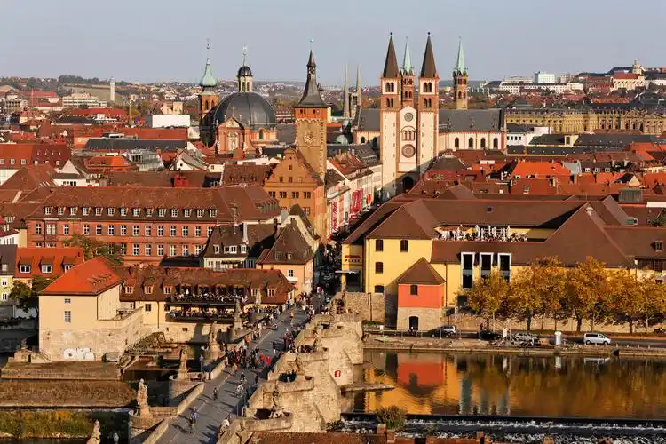 维尔茨堡位于德国南部巴伐利亚州北部,距离该州首府慕尼黑约300公里.