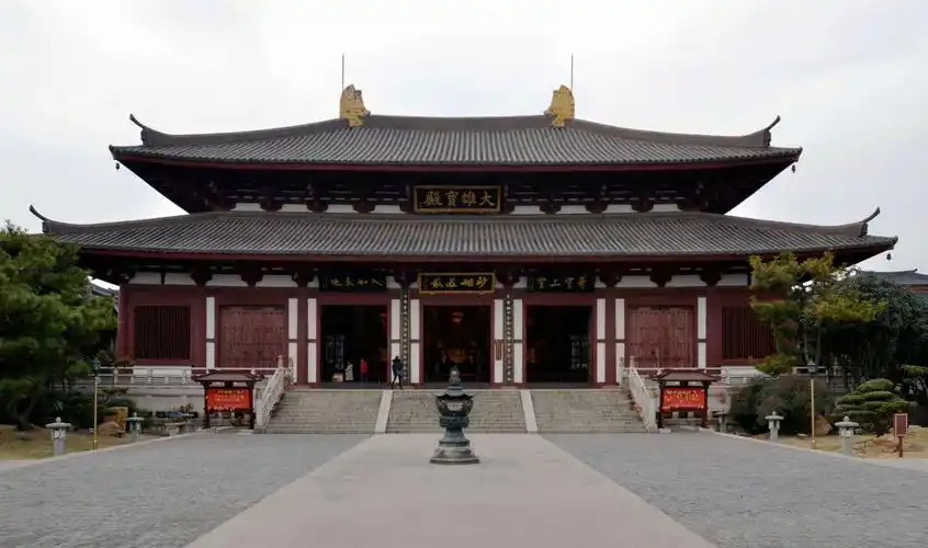 云翔寺以唐风复建,是完整的仿唐寺庙,而且还是一座以钢筋,水泥混凝土