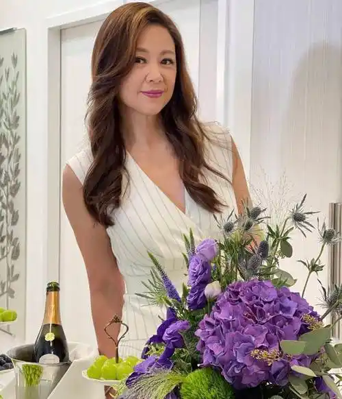 王馨平晒向长辈拜年照夫妻俩跪地磕头仪式感十足敬茶后收红包