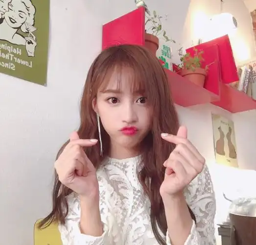 snh48黄婷婷花式比心俏皮图片,分享一组黄婷婷图片给大家,图中的明星