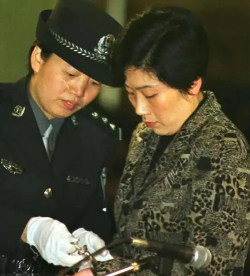 她是"湖南第一女巨贪",靠色相上位官至副厅级,一审被判死刑