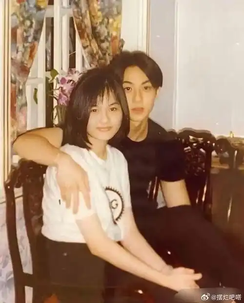 吴尊和太太十几岁的合照,初吻在她家客厅.林丽莹漂亮