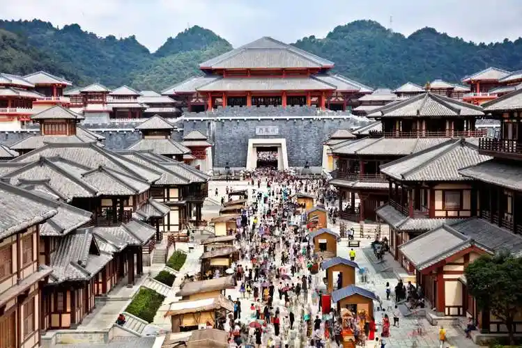 是集影视剧创作摄制,文化旅游创意互动,古装饰品制作租赁,休闲观光