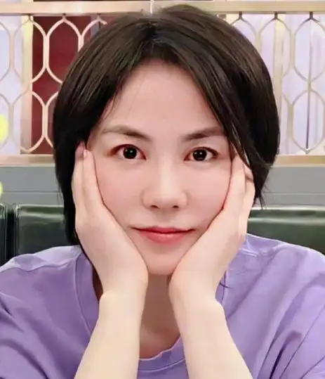 王菲与李嫣最新合照曝光,母女国外享受阳光浴,侧颜如复制黏贴