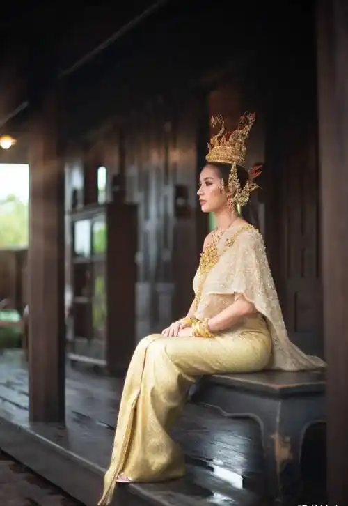 身穿泰式服装的美女模特,展现出来的异域时尚和时尚气质,让人心动