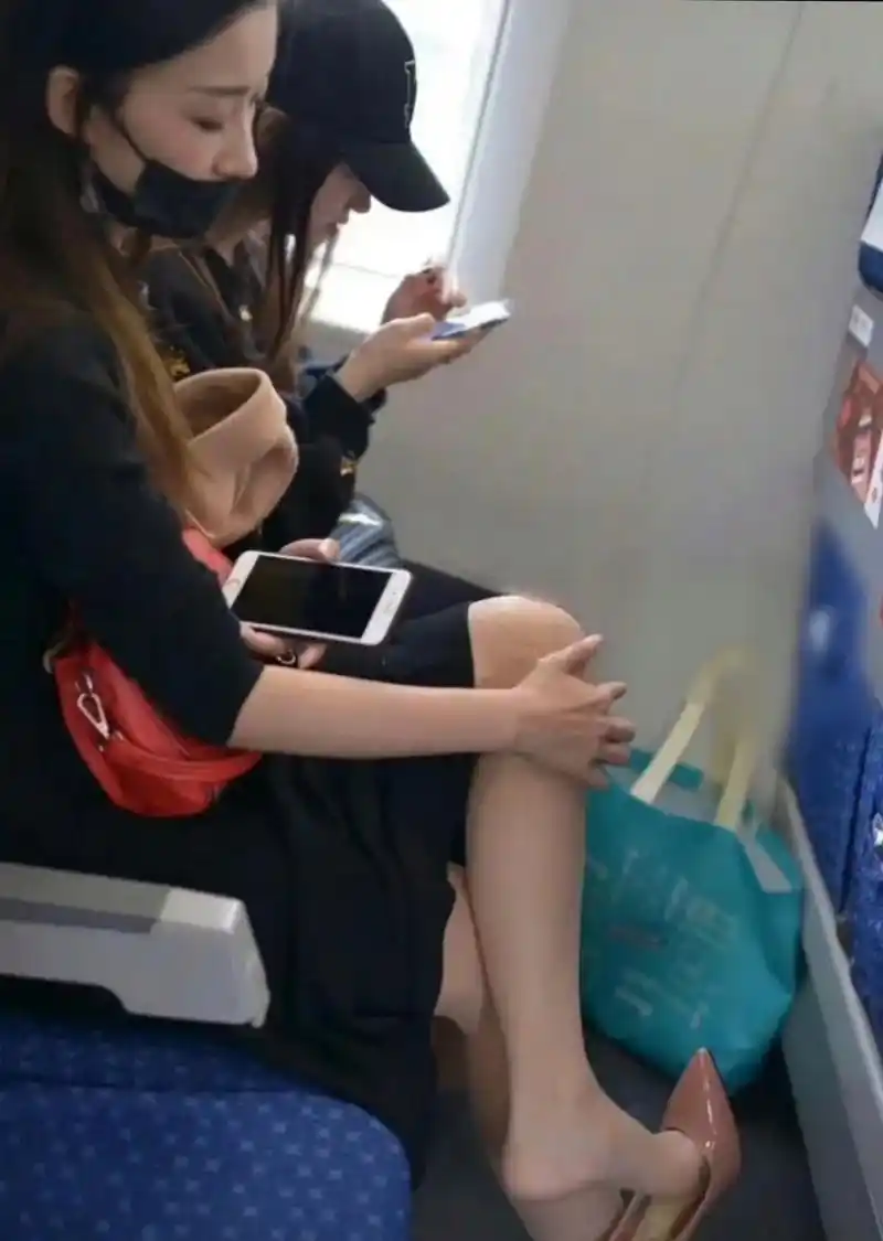 坚决抵制在火车上这样的不文明行为,动不动就脱鞋,一点公德心都没有