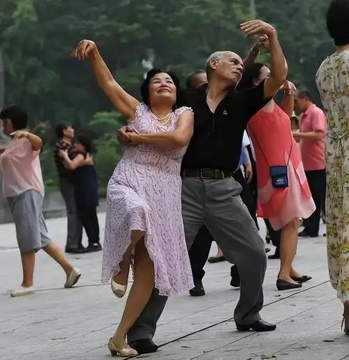 大爷跳1年广场舞,再也不敢跳了,感慨:那些女人都不是省油的灯