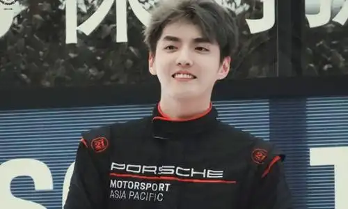 吴亦凡珠海赛车夺冠粉丝直呼不管在什么领吴亦凡都超级棒