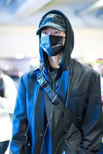王一博一身黑衣现身睡眼惺忪显疲惫 口罩遮面插兜行走帅气十足