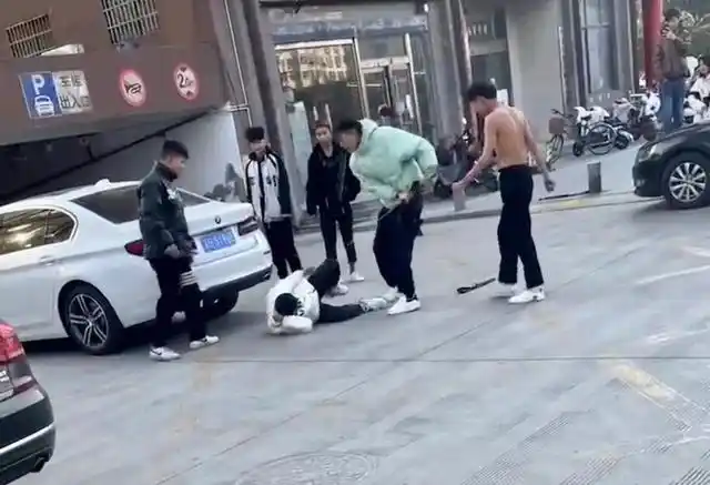 大皖新闻讯 近日, 江苏连云港灌云县民安路附近发生一起持械殴打他人