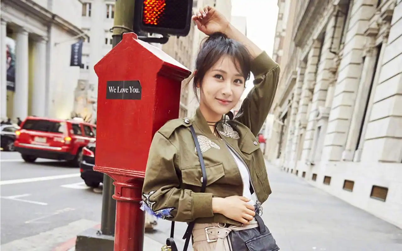 杨紫休闲时尚街拍图片桌面壁纸高清大图预览1920x1200_大陆明星下载