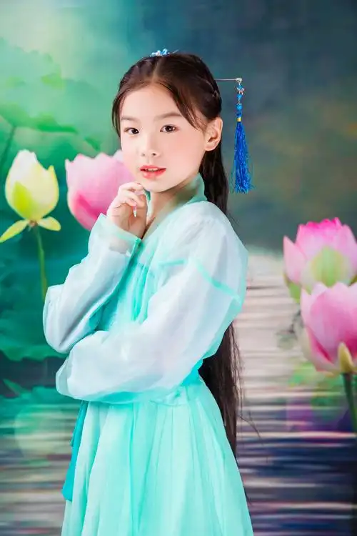 各位爷爷奶奶,叔叔阿姨,小朋友们,很开心我今年十岁了!