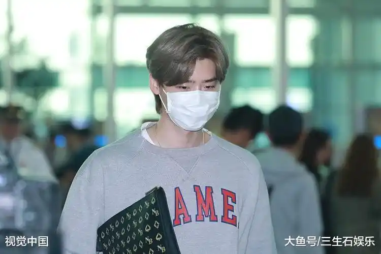 李钟硕发胖后再度亮相, 戴口罩帅气依旧, 粉丝: 好壮啊