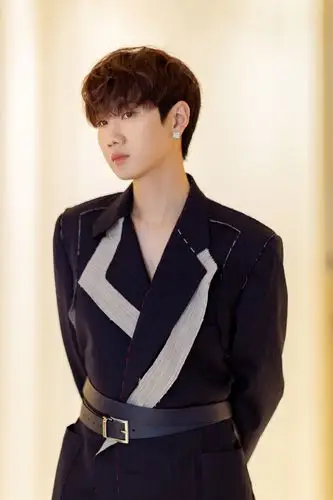 简介:汪苏泷简约帅气西装写真图片,分享一组汪苏泷图片给大家,图中的