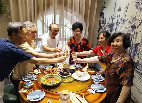 看我们!斟满酒举起杯祝贺今天的相聚!