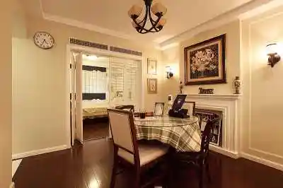 餐厅带小北阳台改造成卧室装修效果图 餐厅与小阳台百叶式折叠推拉门