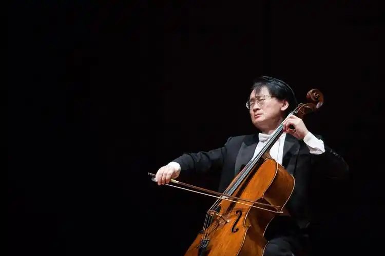 王健和相伴40年的大提琴.来源:国家大剧院 摄影:甘源