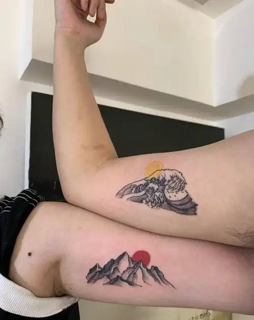 山与海纹身图片_手臂点刺几何情侣纹身图案