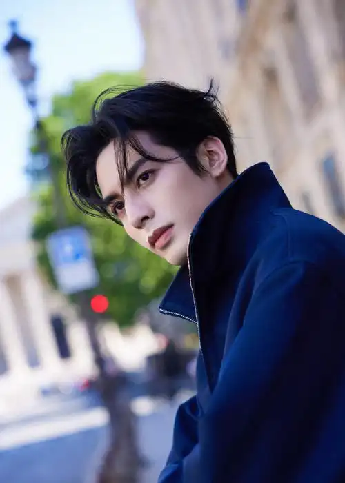 宋威龙巴黎全新街拍释出,蓝色休闲套装来自gucci 2024秋冬系列.