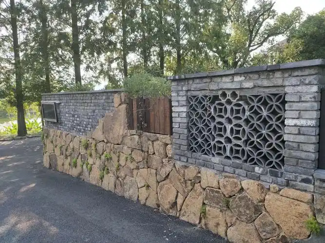 砖瓦石木植物共同组合成了富有乡土特色的景墙.