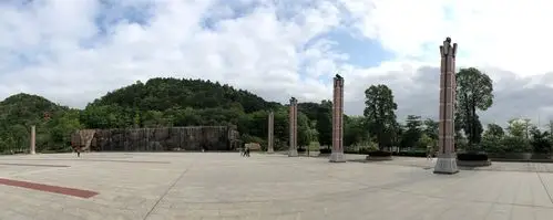 《山河颂》里诗赞《神光山》,这首诗现勒碑于神光山广场瀑布侧