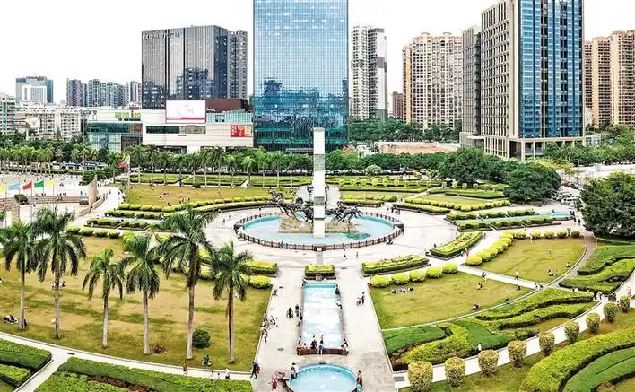 图为干净整洁,绿草茵茵的龙华文化广场.